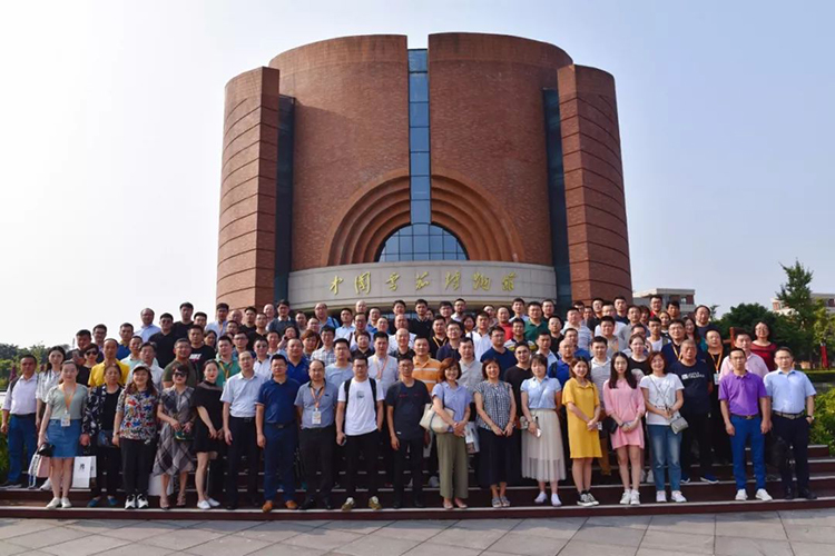 中科天工榮獲“2018年度優(yōu)質(zhì)煙包供應(yīng)商”榮譽(yù)稱號(hào)06.jpg 中科天工榮獲“2018年度優(yōu)質(zhì)煙包供應(yīng)商”榮譽(yù)稱號(hào)06.jpg